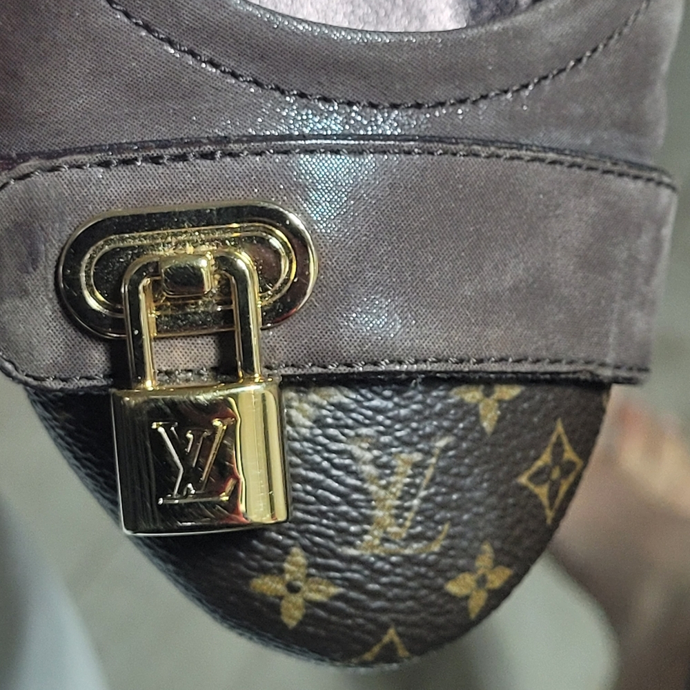 Louis Vuitton Monogram Flats 41-Will fit 8.5-9.5